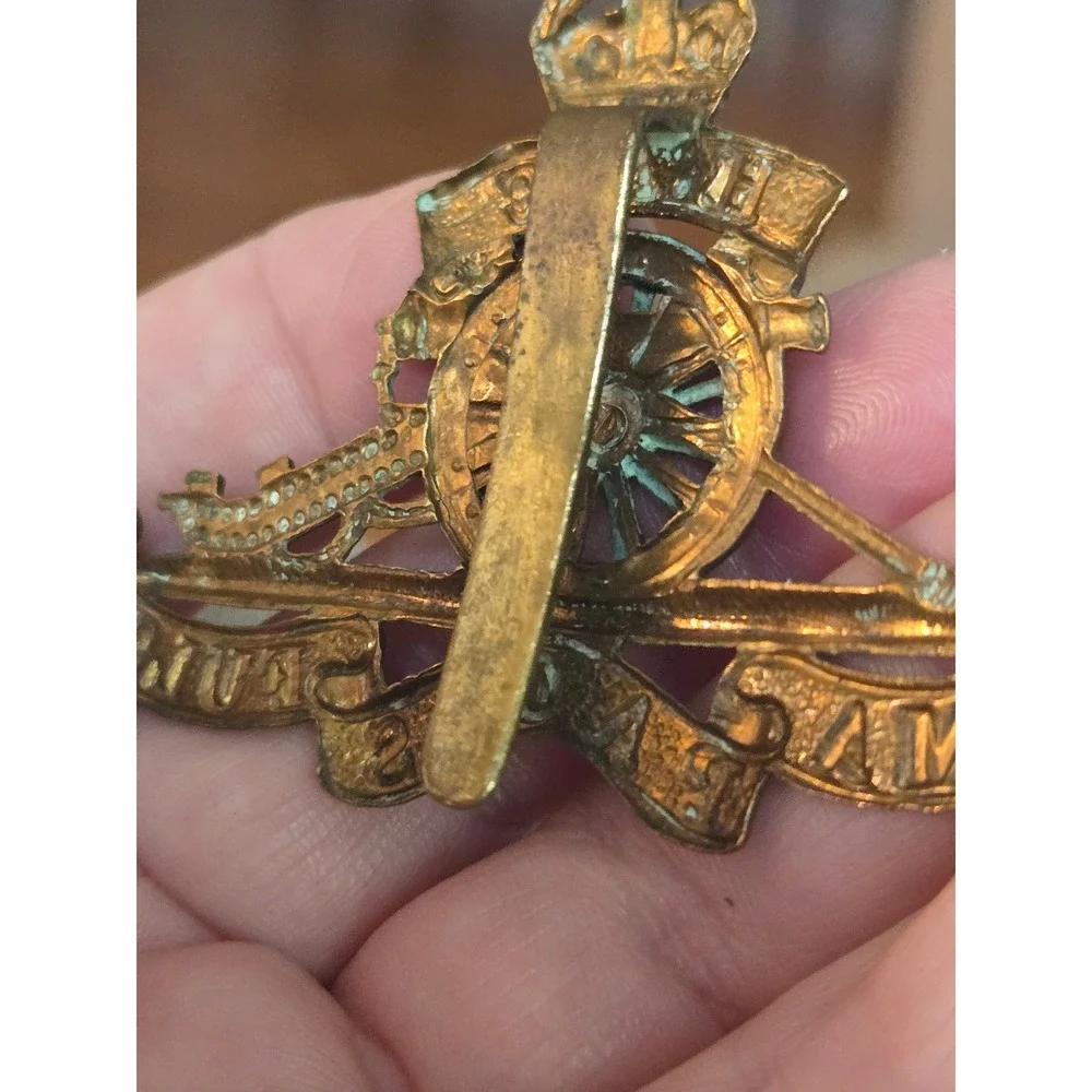 British Army Honourable Artillery Company (HAC) Cap Badge Pin ARMA PACIS FULCRA